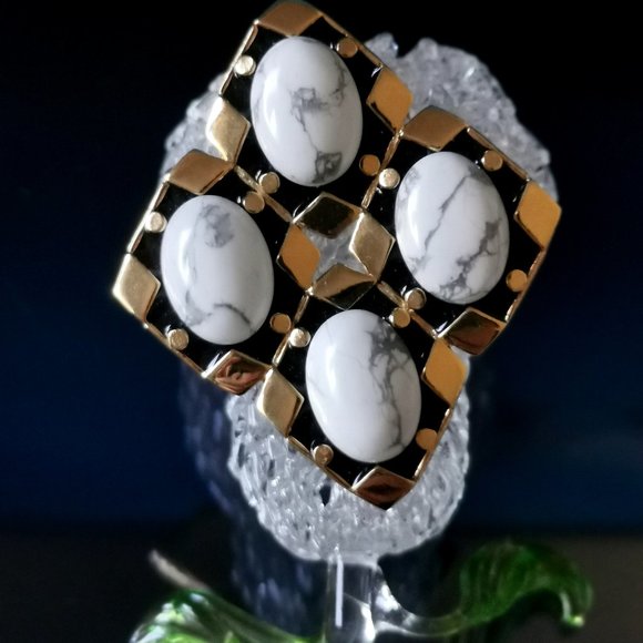 Vintage White Gray Marble Howlite Stones Gold-Tone and Black Enamel Brooch Pin - Picture 5 of 6